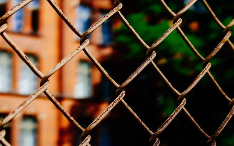 sanayi-alanlarinda-guvenligi-artiran-tel-sistemleri